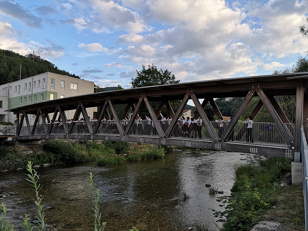 Dulwich and Dehong students on a bridge in Rabenstein